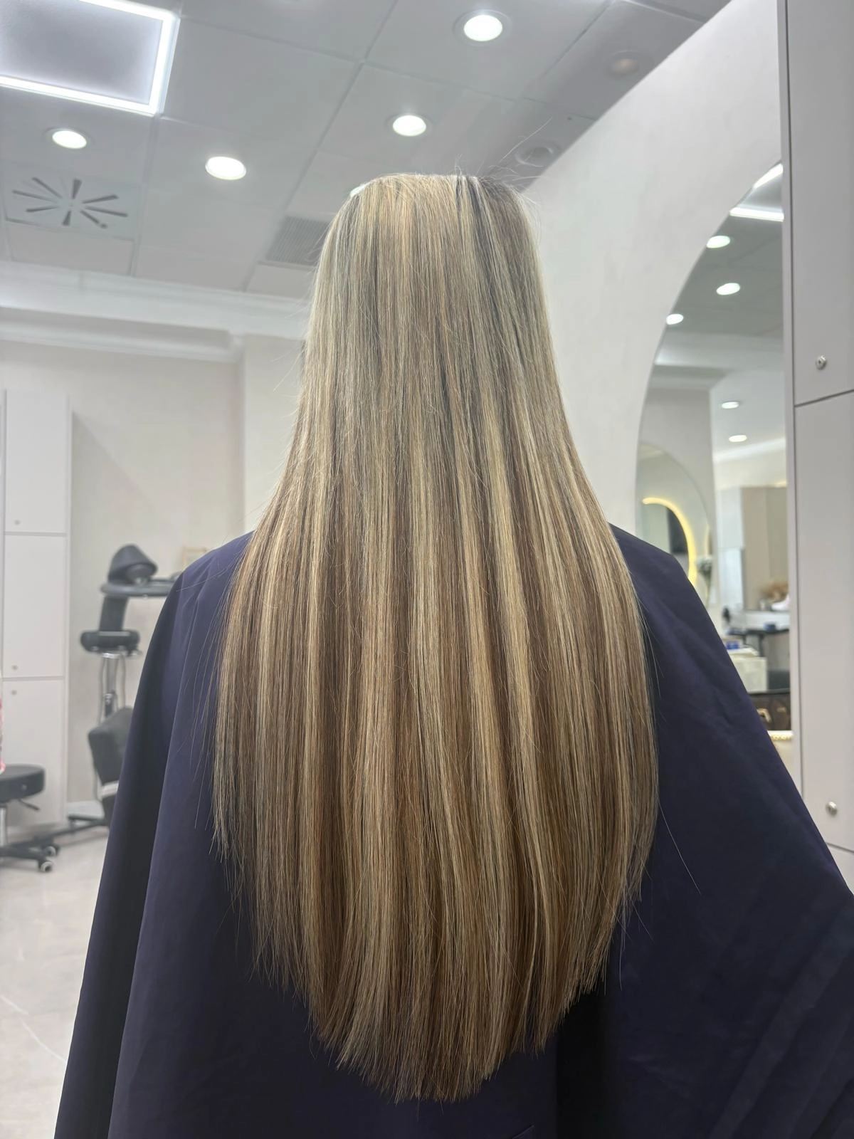 Balayage largo y liso de raíz oscura a puntas rubias