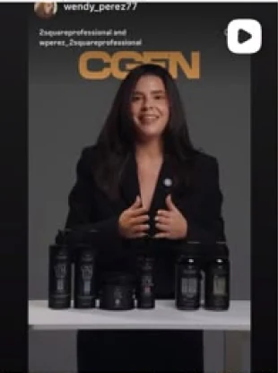 Reel: una presentadora mostrando la línea de productos Two Square