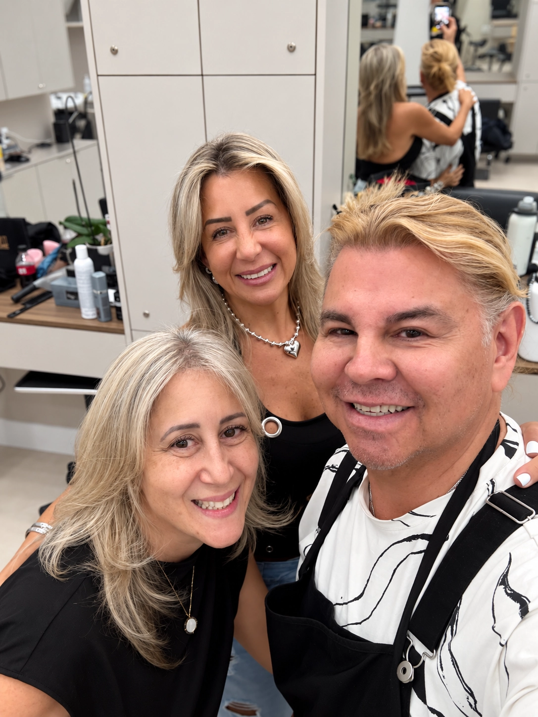 George con dos clientas en el salón