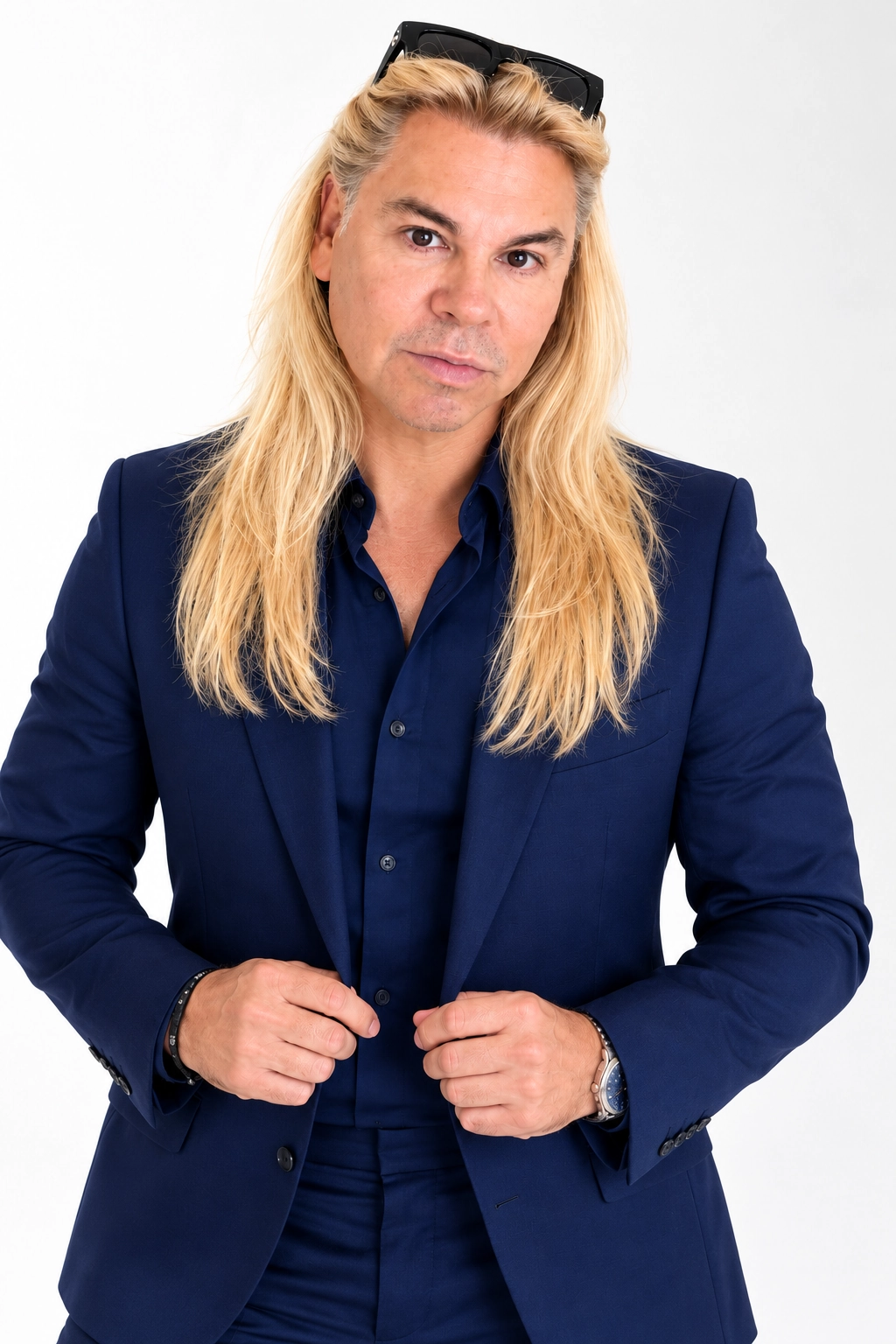 Retrato de George Ivan Pena con traje azul marino