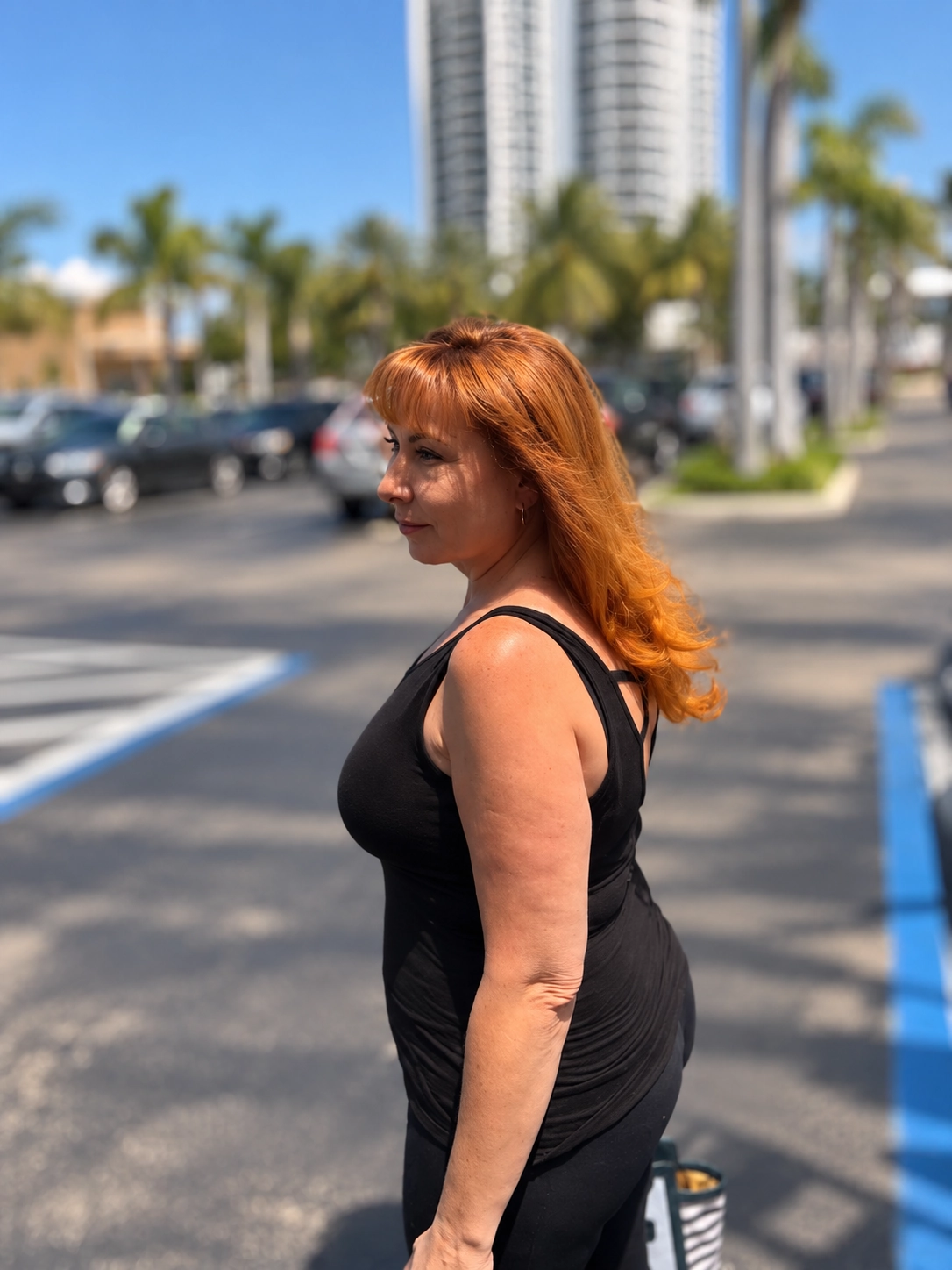 Una clienta de cabello cobrizo al aire libre en Miami